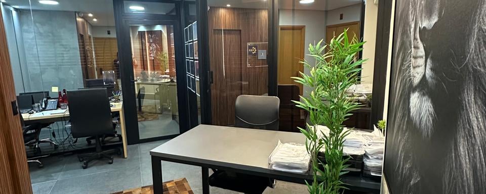 Estrutura interna da Quíron Soluções com ambiente organizado e equipe técnica preparada.