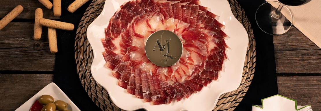 Plato de jamón cortado por Adrián Laynez