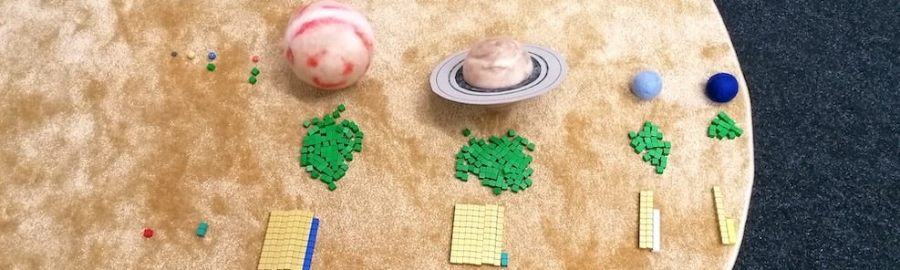 Planeten aus Filz mit Rechenmaterial nach Anzahl der Monde