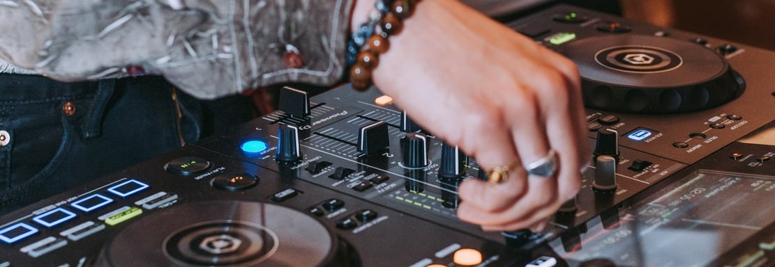 DJ