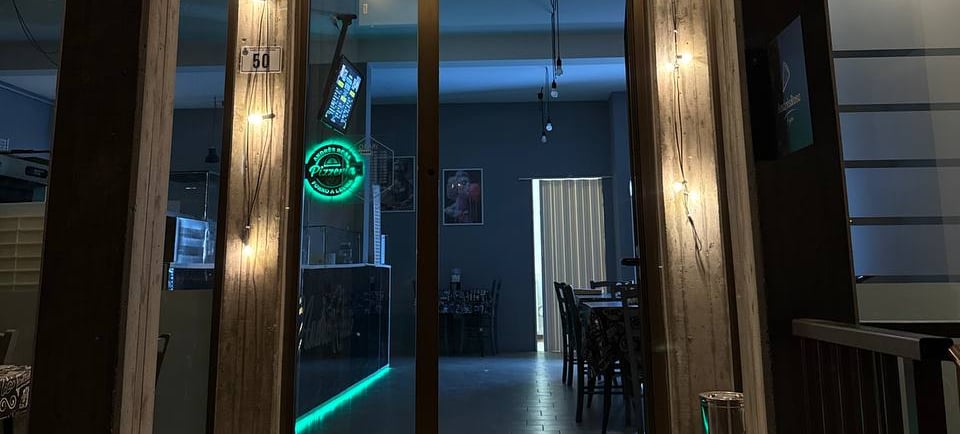 Ingresso di AndrèsRosa Pizzeria ad Alseno, specializzata in pizza artigianale e contemporanea