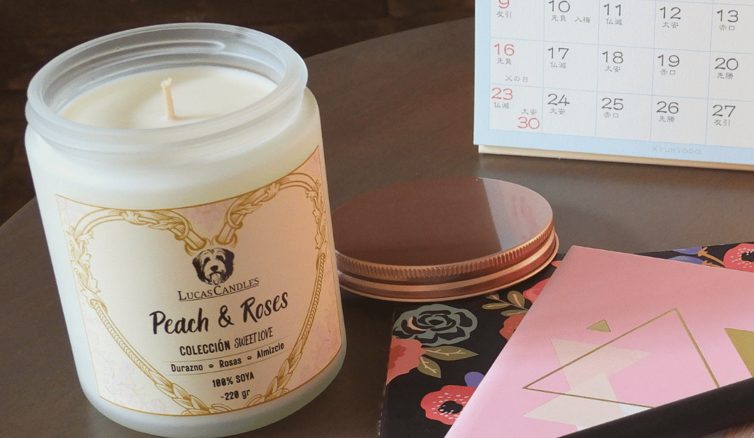 Vela Peach & Roses en escritorio