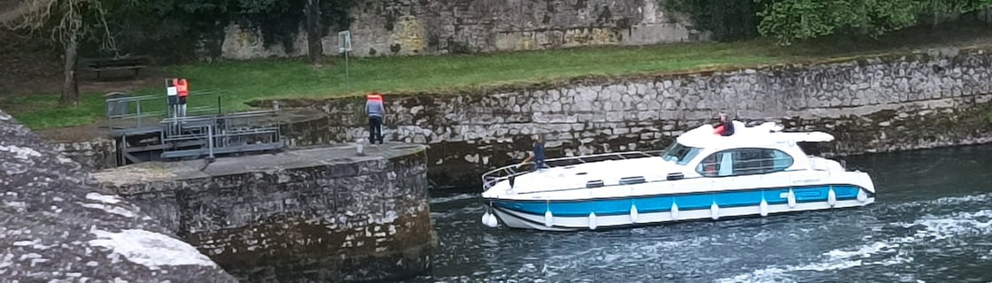 Navigating a lock on the River Lot