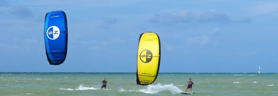 2 velejadores no mar, velejando de kitesurf
