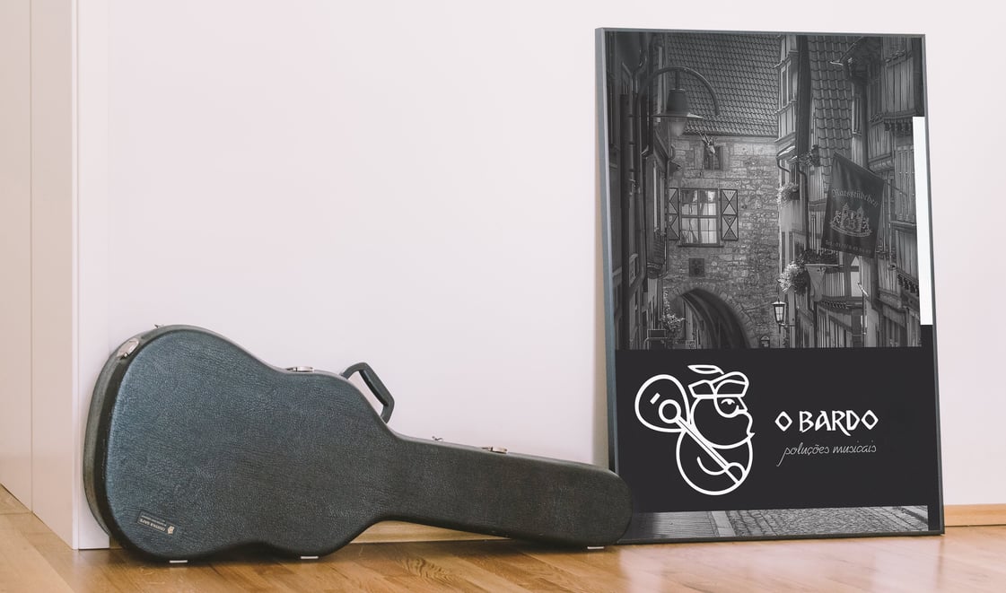 Poster em quadro com logo branco de produtora musical com homem barbudo ao lado de case de violão