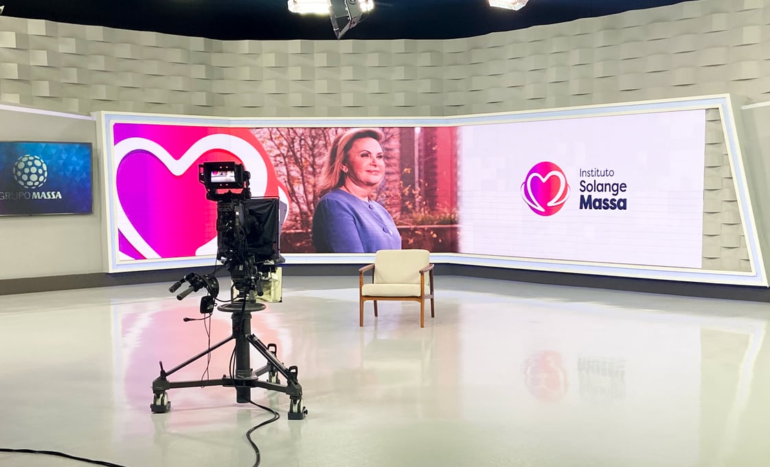 Estúdio de televisão com painel de Led com logo de coração