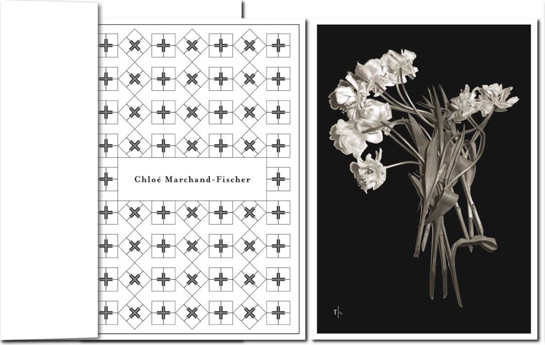 Design-Trauerkarte mit grafischem Ornament und cremefarbenem Blumenstrauß.
