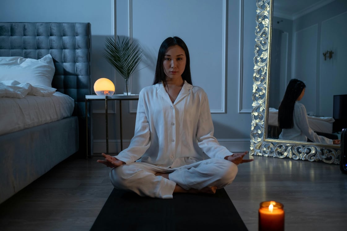 mulher meditando