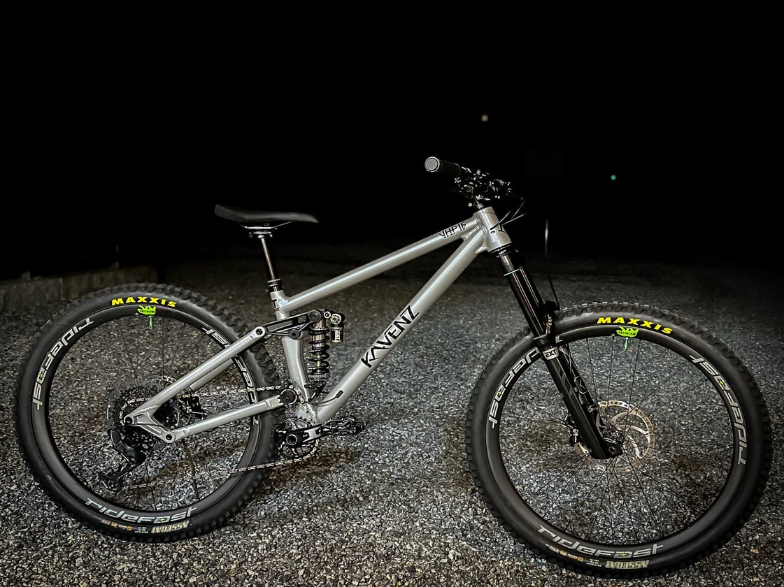Kavenz VHP16 med EXT Racing Shox dempere, ERA V2 og Storia lok V3