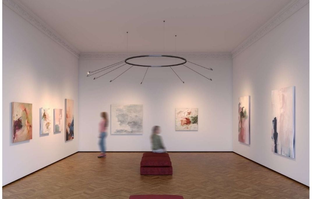 Iluminación técnica de galería con focos orientables sobre obras de arte
