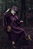 Cosplay de Schierke debout tenant son chapeau.