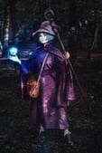 Cosplay de Schierke avec une boule d'énergie.