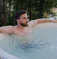 homme détendu au spa