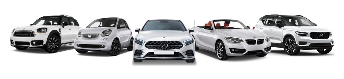 Nell’immagine ci sono cinque auto bianche, da sinistra a destra: una MINI Countryman, una Smart ECC