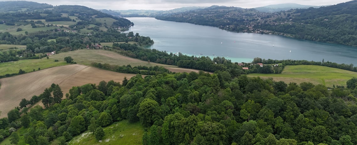 Survol des coteaux du lac de Paladru