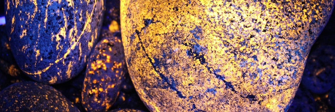 Bright yooperlite rocks under 365nm UV light.
