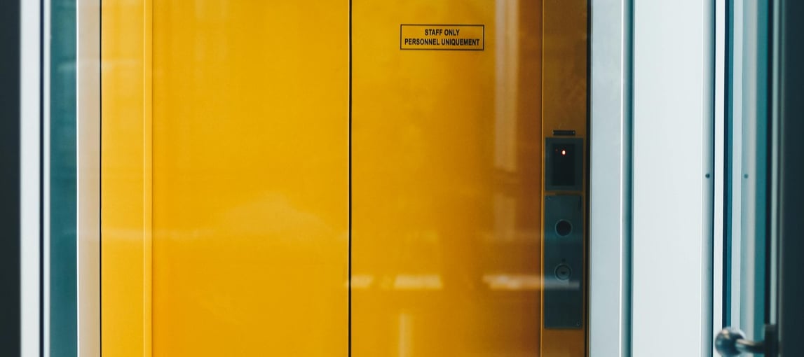 elevador amarelo com as portas fechadas