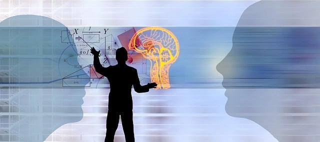 Homme de dos montre sur 1 tableau chiffres dessins avec la main gauche et 1 cerveau avec la droite