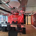 espacio de trabajo abierto con paredes revestidas en madera y luces LED