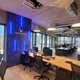 espacio de trabajo abierto con logo de Grey Goose