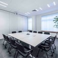 sala de reunion con pared movil y techo modular suspendido