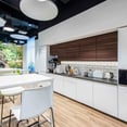 detalle de cocina con mueble lacado en blanco e imagen en pared