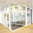 mamparas de cristal con perfiles color blanco y moqueta beige marca Shaw