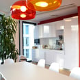 cocina con mueble lacado en blanco y lamparas colgantes  Kartell