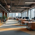 interior de oficina con alfombra gris y mesas de trabajo