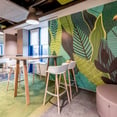 interior diseno de oficina Groupon - paredes con motivos florales (wallpaper and high tables with stools)