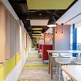 oficina zona de descanso con mesas altas y taburetes (chill out zone with high tables and stools)