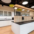 cocina con lacada en blanco y suelo de madera (white lacquered kitchen and wooden floor)