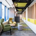 sofa bajos color verde en oficina Gropuon (low green armchair in Groupon office design)