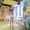 Coworking de trabajo con mesas altas (Coworking design with stools and high tables)