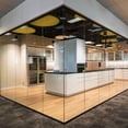 cocina cerrada con mampara de cristal (kitchen enclosed in glass partition in office design)