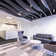 recepcion oficinas Zeiss con sofa y sillones grises