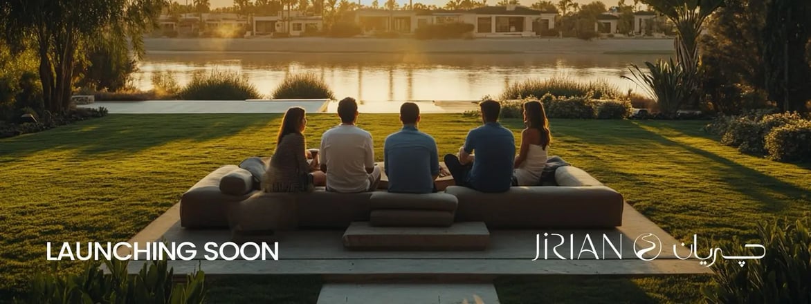مجموعة أصدقاء تجلس أمام منظر نهري طبيعي في مشروع جريان – جريان × Mountain View