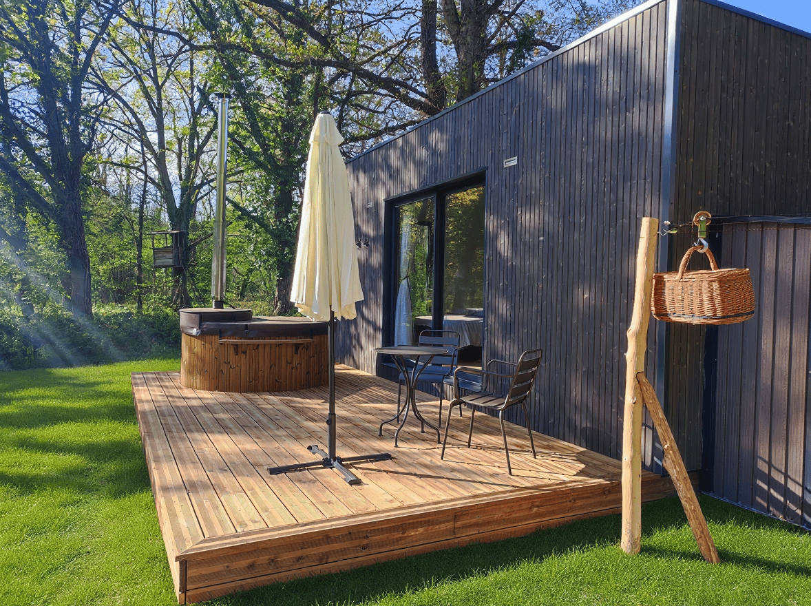 Cabane en bois dans la forêt de Sologne au coucher du soleil
