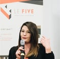Portrait de conférence avec le five