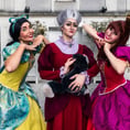 Photo de famille : Lady Tremaine et les sœurs sans Cendrillon.