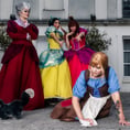 Cosplay de Cendrillon nettoyant avec les sœurs tandis que Javotte se moque.