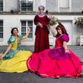 Cosplay de Lady Tremaine avec Anastasie et Javotte.