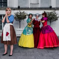 Cosplay de Cendrillon avec ses sœurs et Lady Tremaine.
