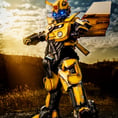 Cosplay de Bumblebee, tenant le poing en face.
