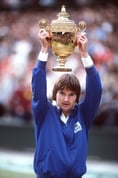jimmy connors soulevant une coupe