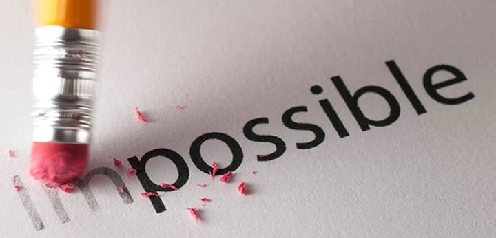 mot impossible le i et le m presque effacés par un crayon gomme pour aboutir à possible avec la PNL