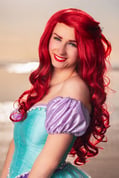 Ariel de La Petite Sirène dans un cosplay, capturée en profil, dégageant une aura de princesse