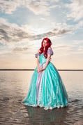 Ariel de La Petite Sirène dans un cosplay, adoptant une pose debout élégante et fière