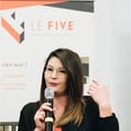 Portrait de conférence avec le five