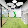 vista interior de la oficina de mBank con una silueta de golfista en la pared y paneles acusticos